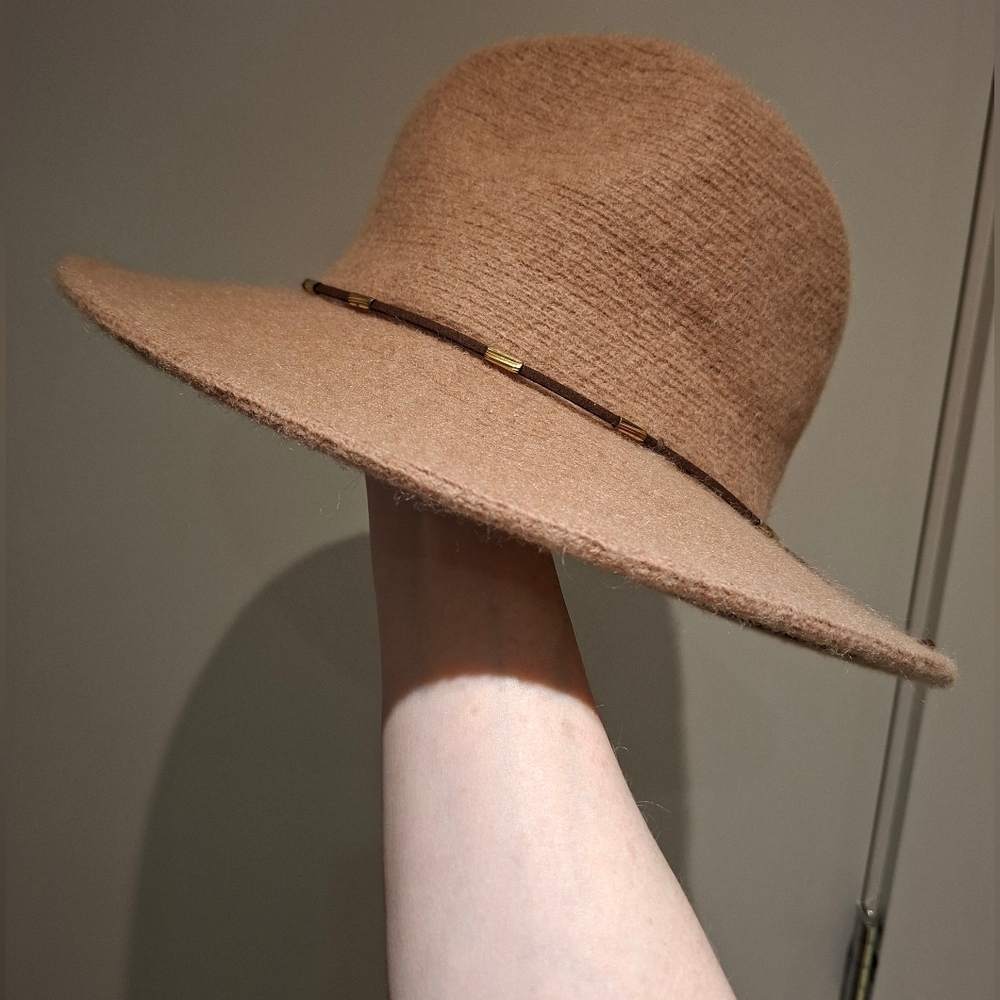 Women's Elegant Tan Wool-blend Fedora Hat with Leather & Gold Trim (Size S/M)
